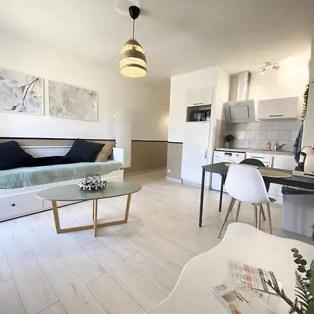 Récent Proche De La *